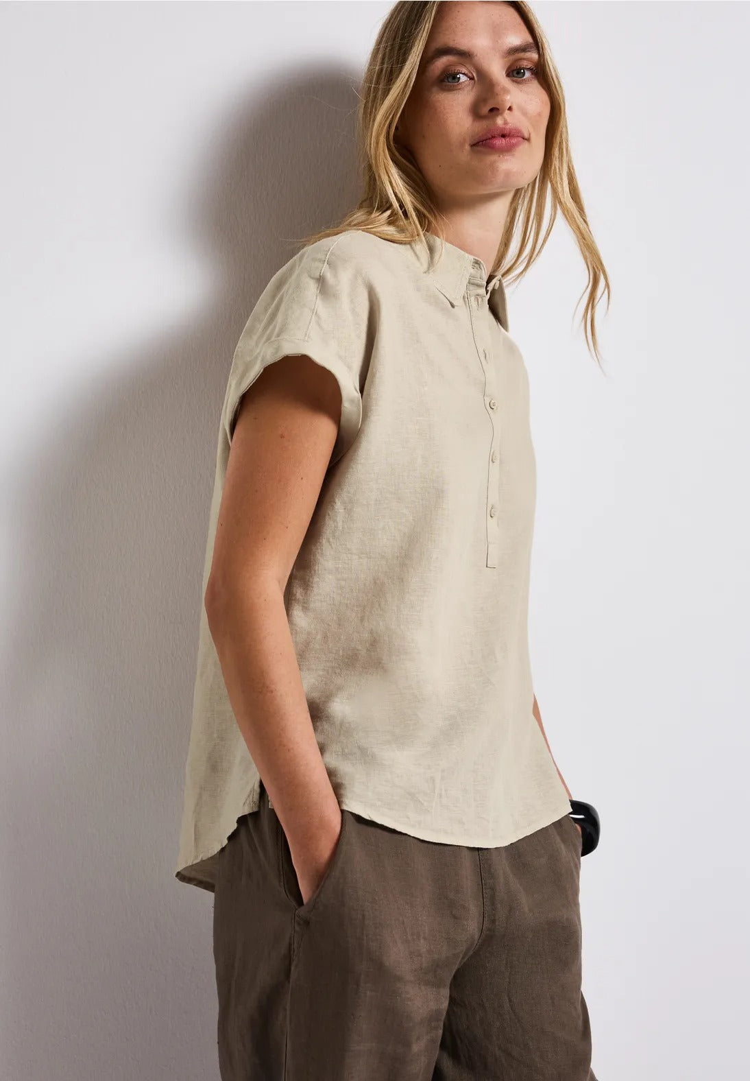 Skjortblus i linnemix , sand
