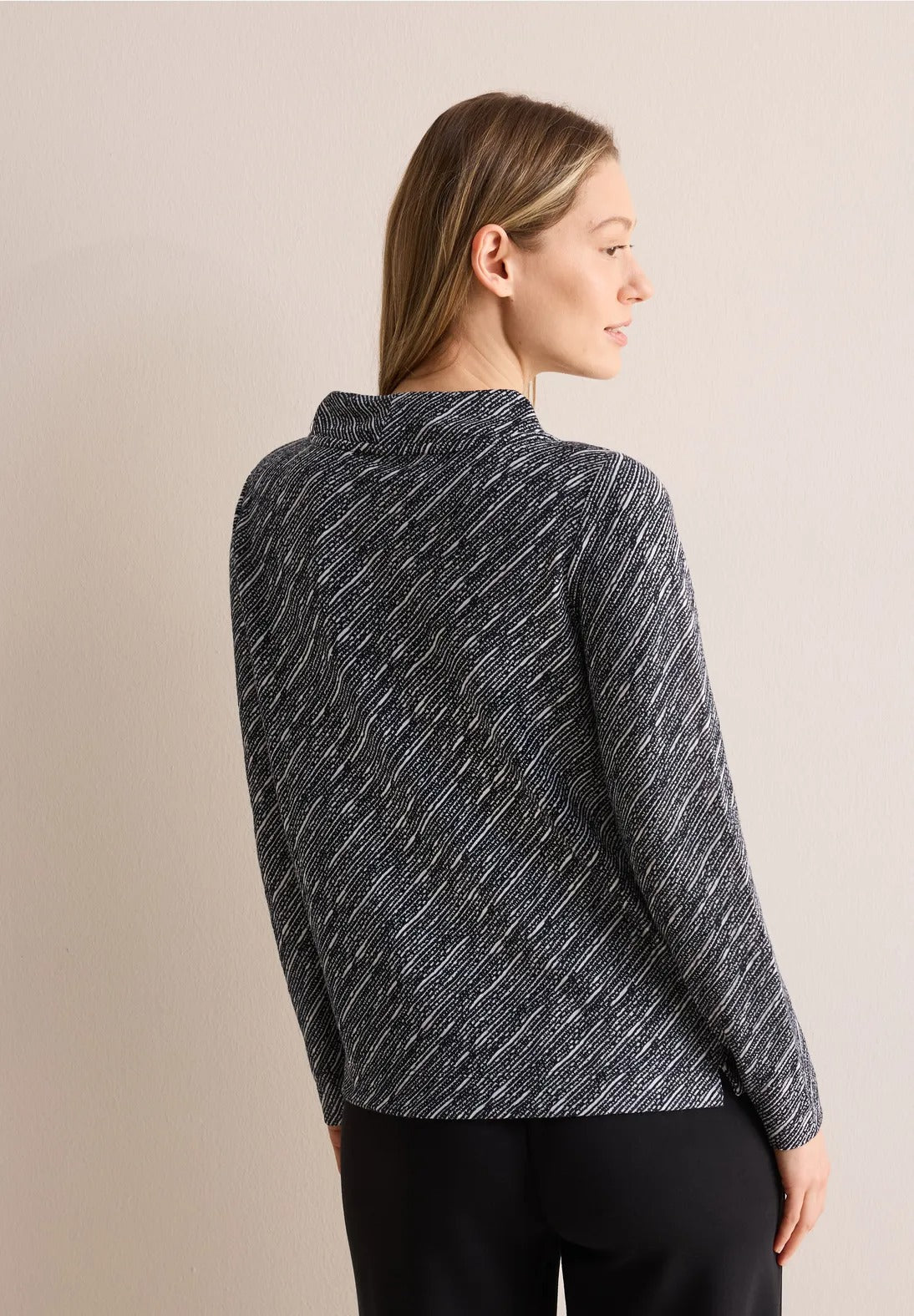 Tröja med diagonal struktur i melange look