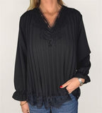 Plisserad blus med fin spets från Caramelle