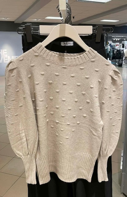 Stickad tröja med liten puffärm från Caramelle, fyra färger