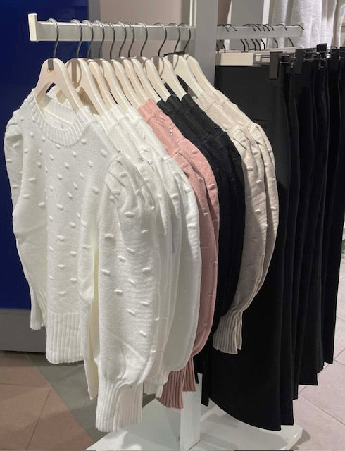 Stickad tröja med liten puffärm från Caramelle, fyra färger