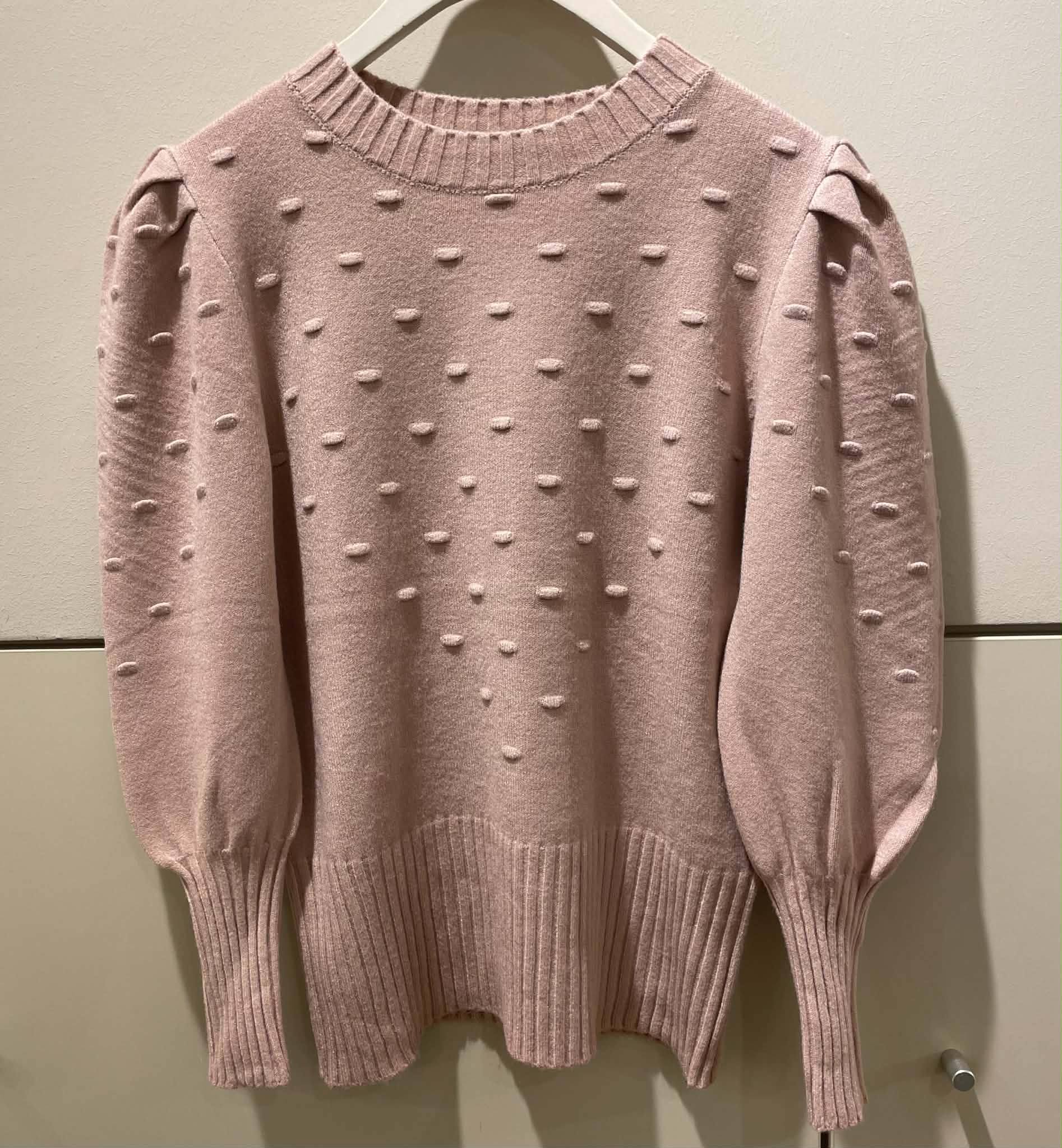 Stickad tröja med liten puffärm från Caramelle, fyra färger