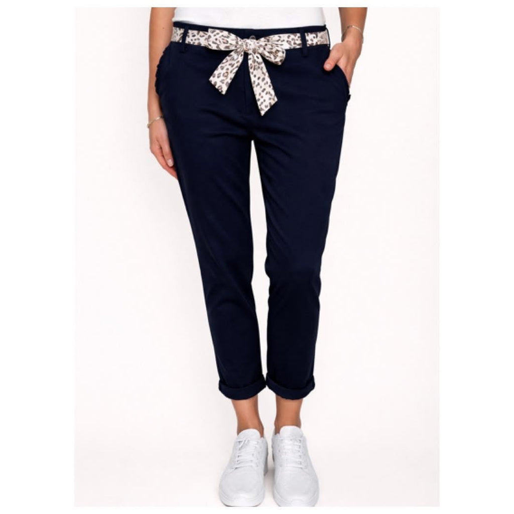 Stretchiga chinos med volangdetalj vid fickan,  navy från Chica London