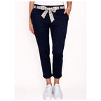 Stretchiga chinos med volangdetalj vid fickan,  navy från Chica London