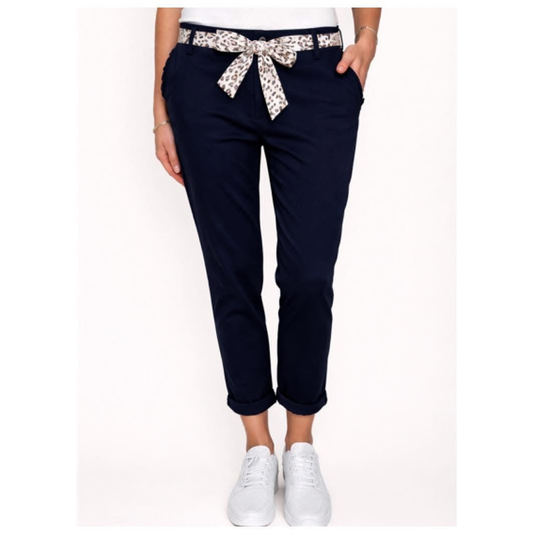 Stretchiga chinos med volangdetalj vid fickan,  navy från Chica London