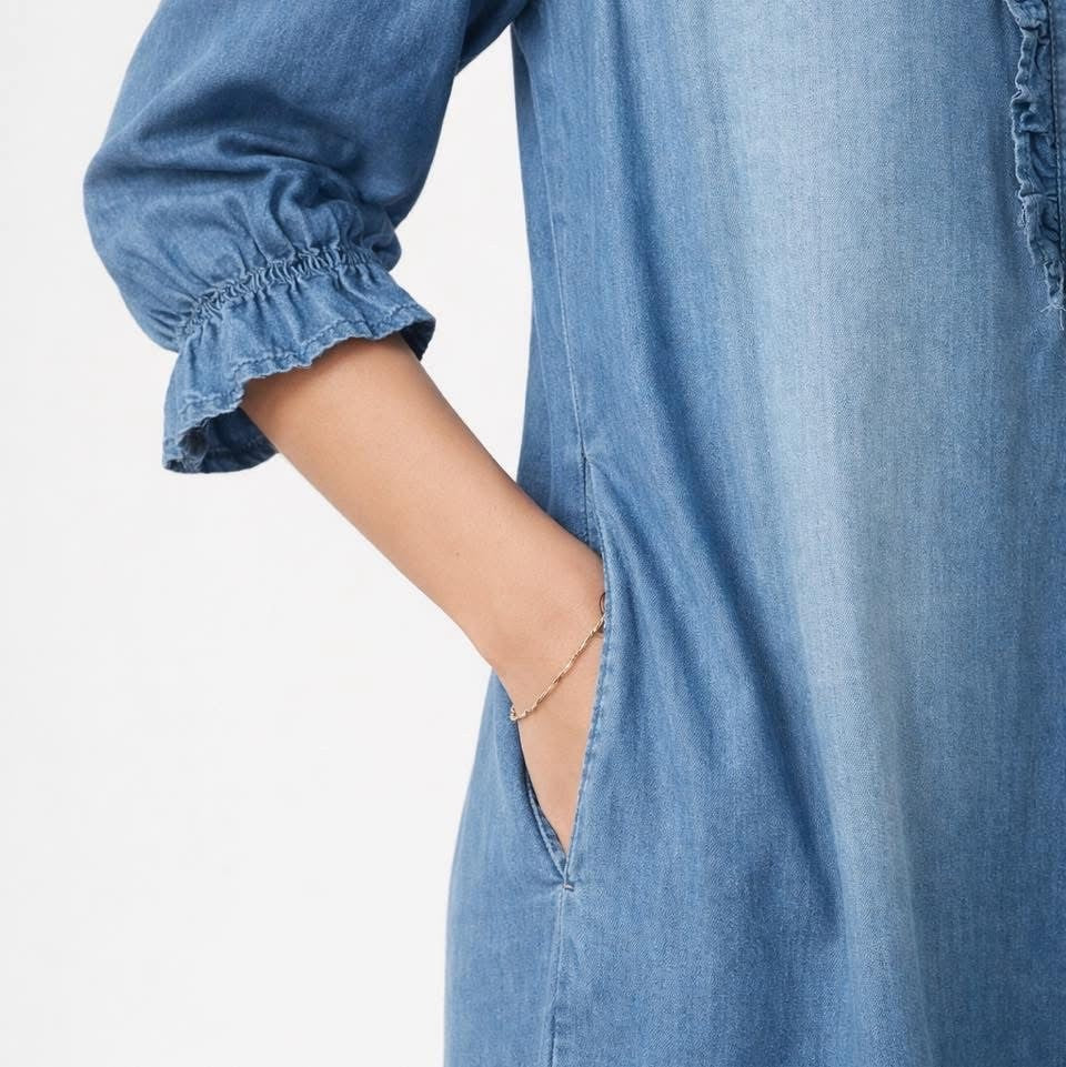 Jeansklänning med krås i tencell, från Chica London