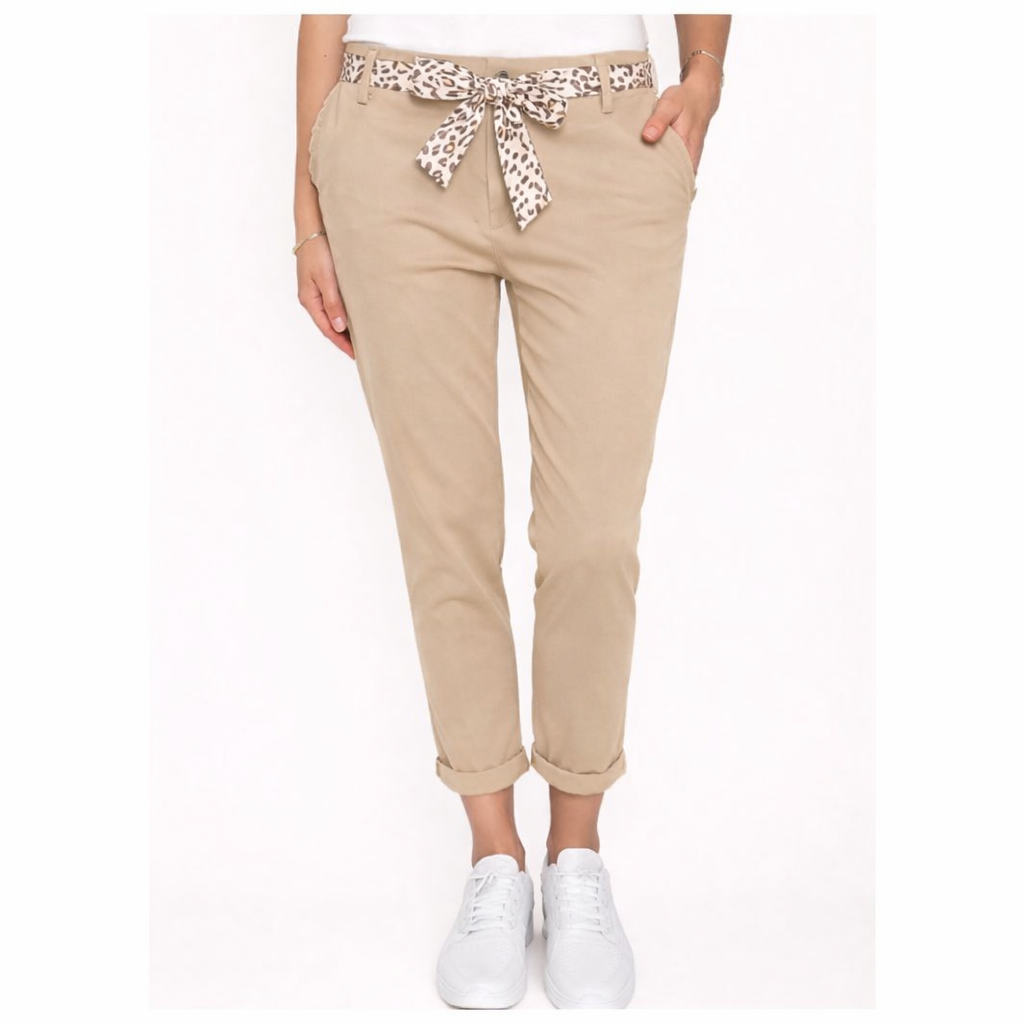 Stretchiga chinos med volangdetalj vid fickan,  beige från Chica London