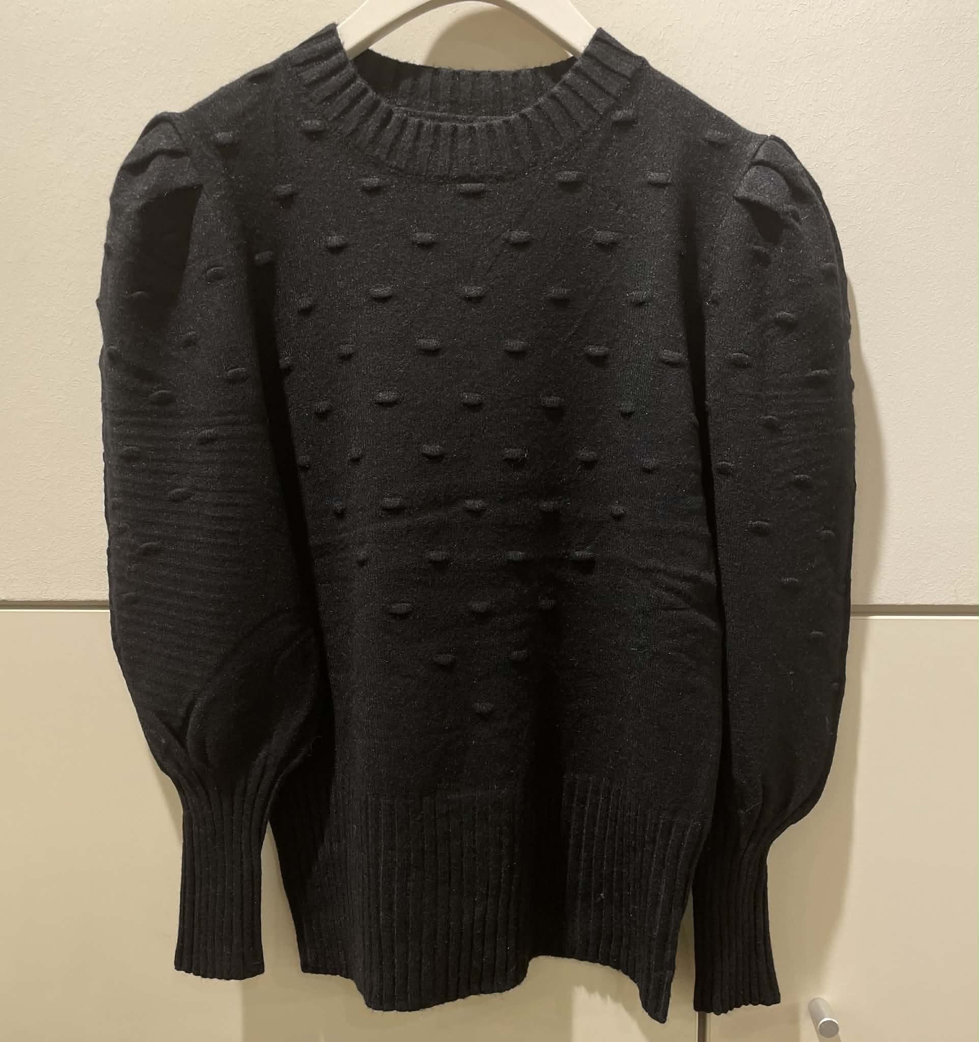 Stickad tröja med liten puffärm från Caramelle, fyra färger