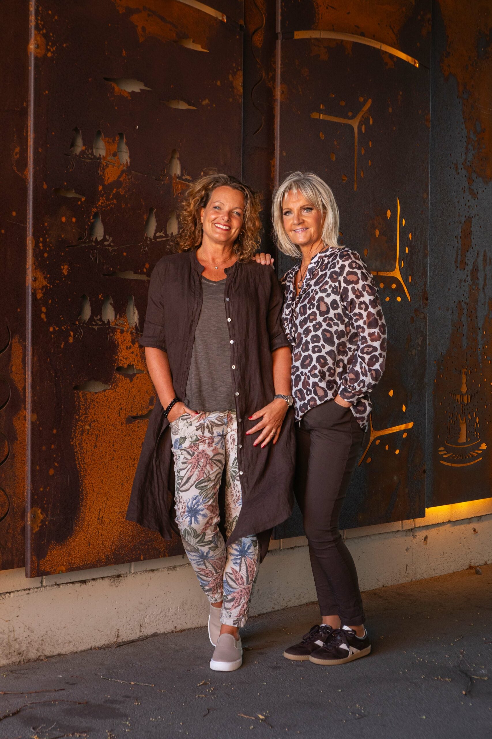 VÅRYRA Magiskt stretchiga byxor  Signe med bladmönster, beige