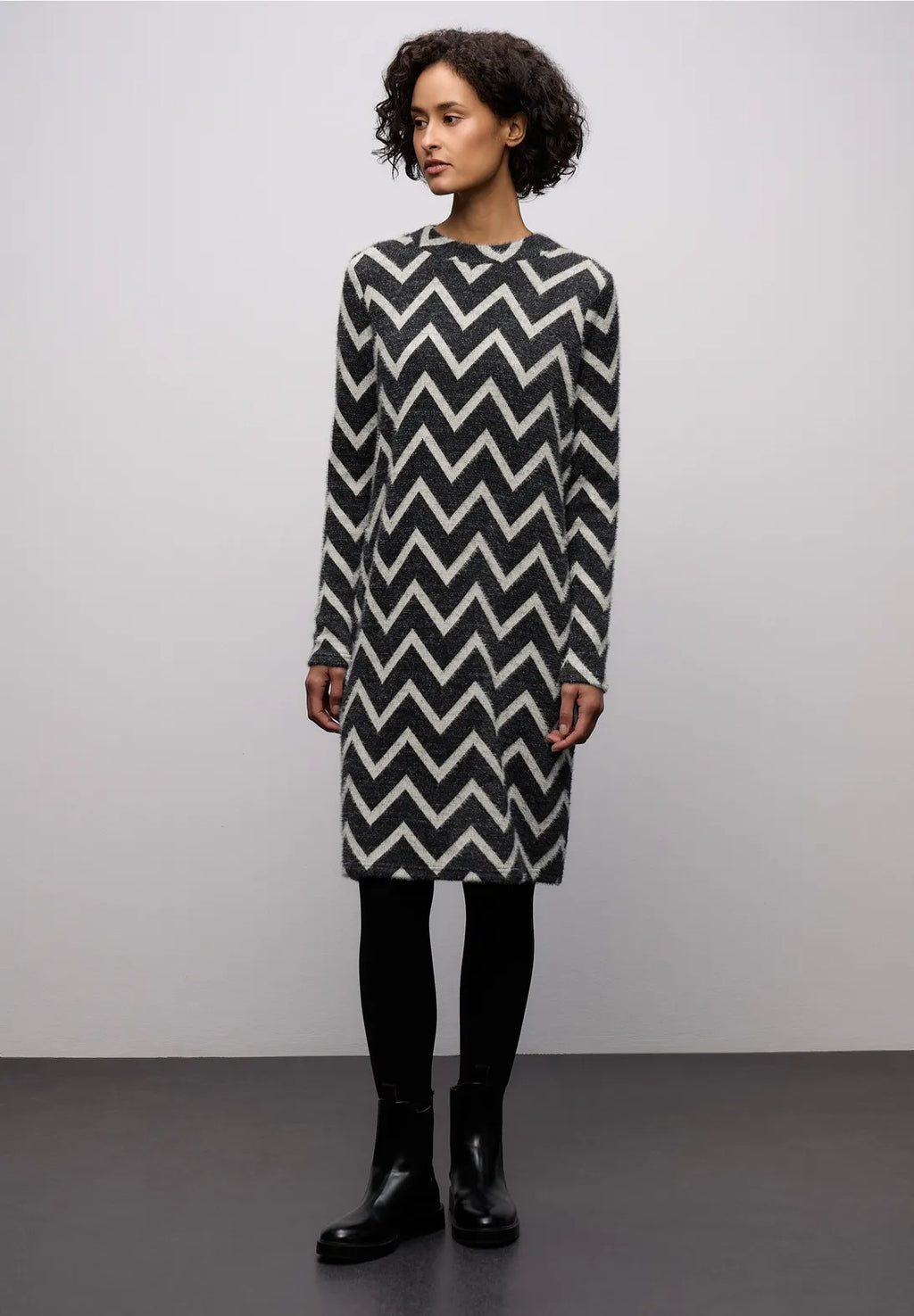 Supermjuk mönstrad klänning från Street One