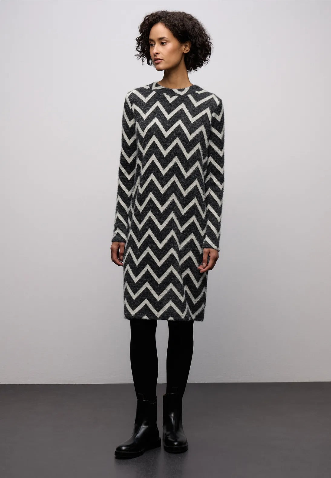 Supermjuk mönstrad klänning från Street One