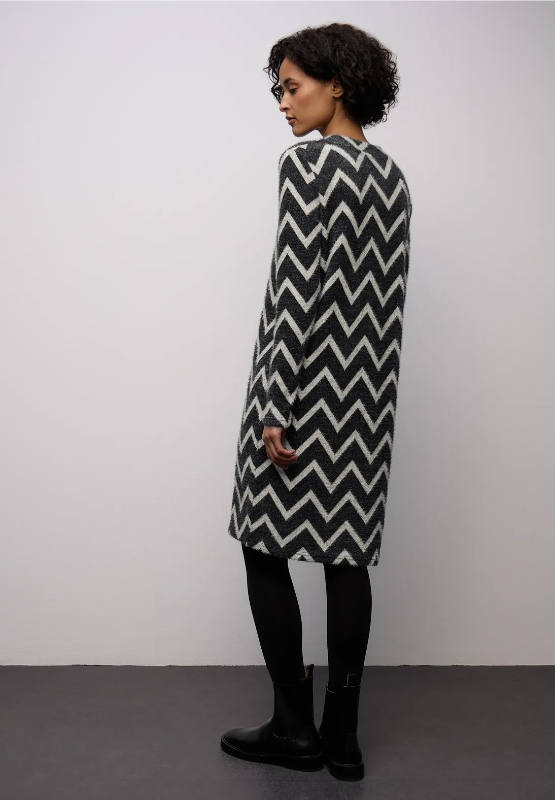 Supermjuk mönstrad klänning från Street One