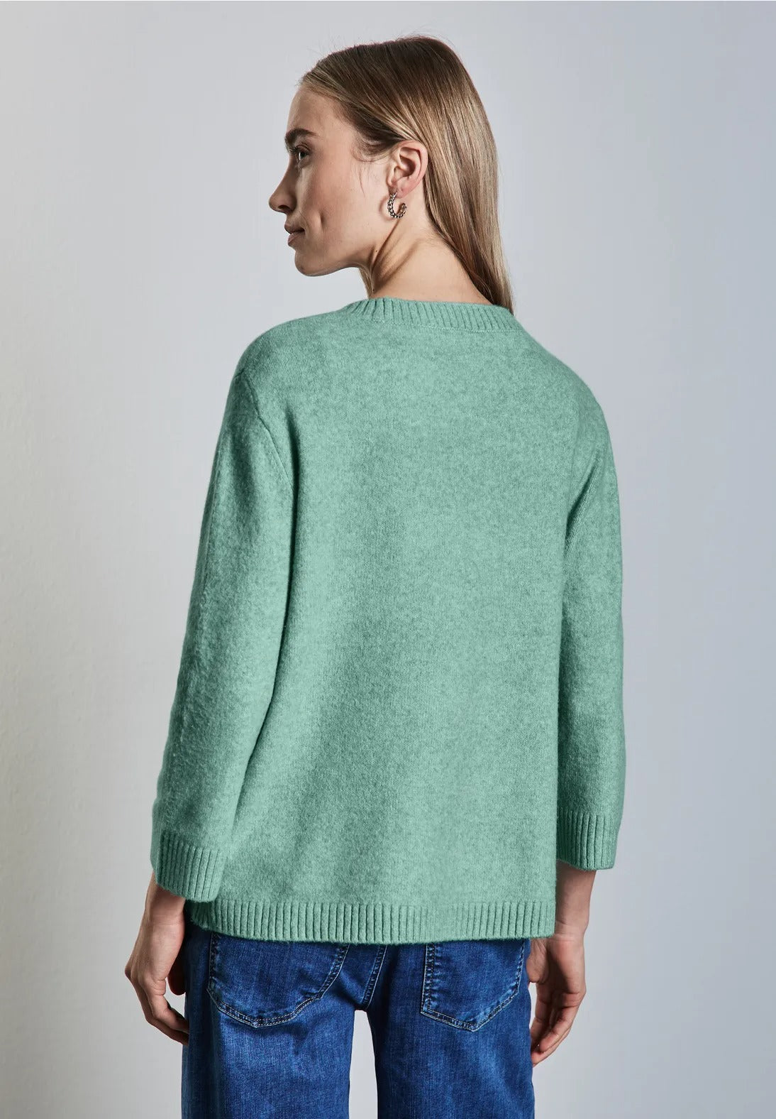 Stickad tröja med rund hals