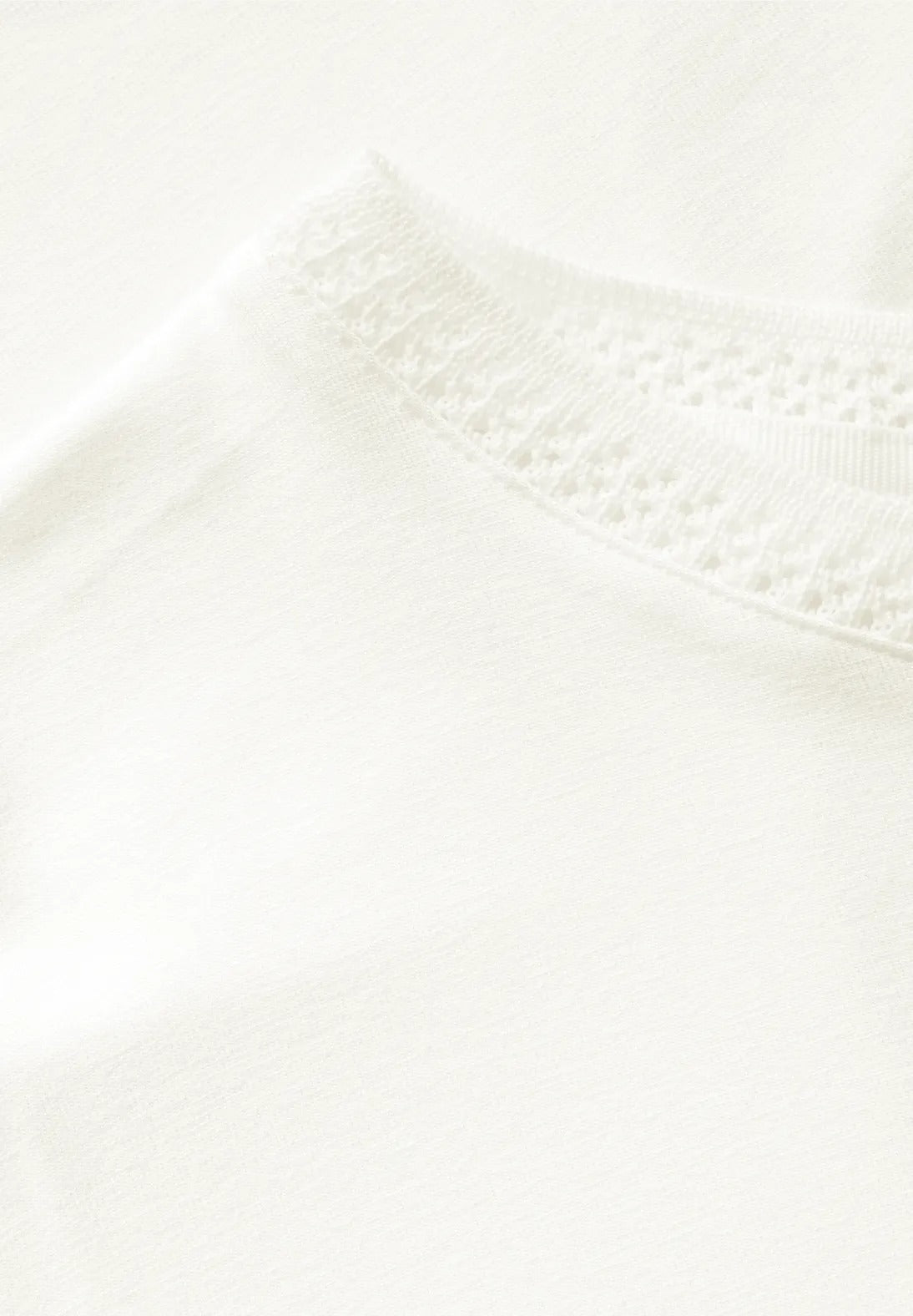 Topp med fin detalj i halsringning, två färger
