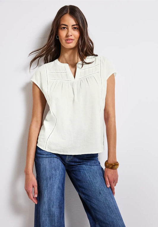 Blus med dekorativa banddetaljer