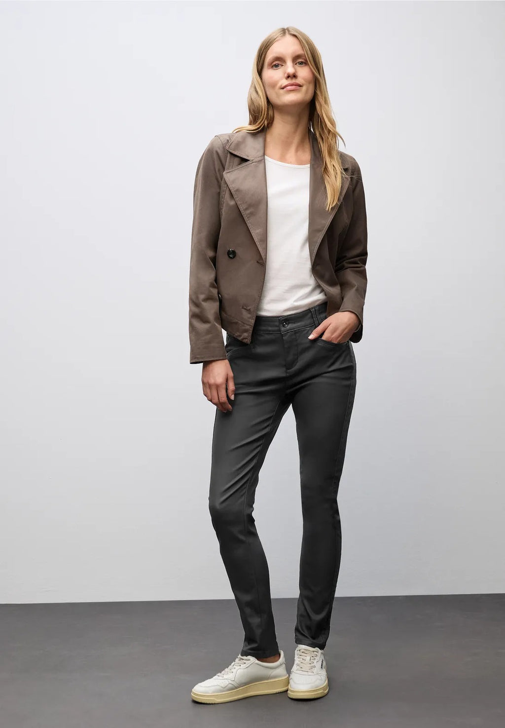 Coatad byxa modell York, medelhög midja , smala ben svarta