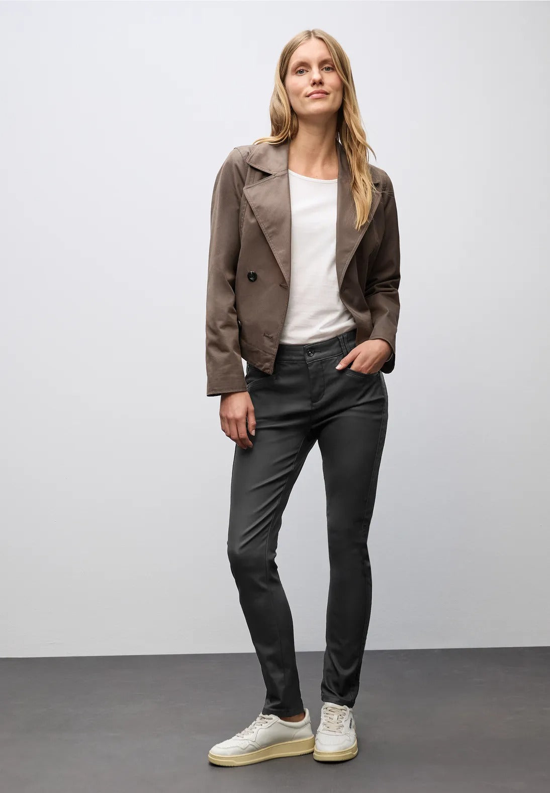 Coatad byxa modell York, medelhög midja , smala ben svarta