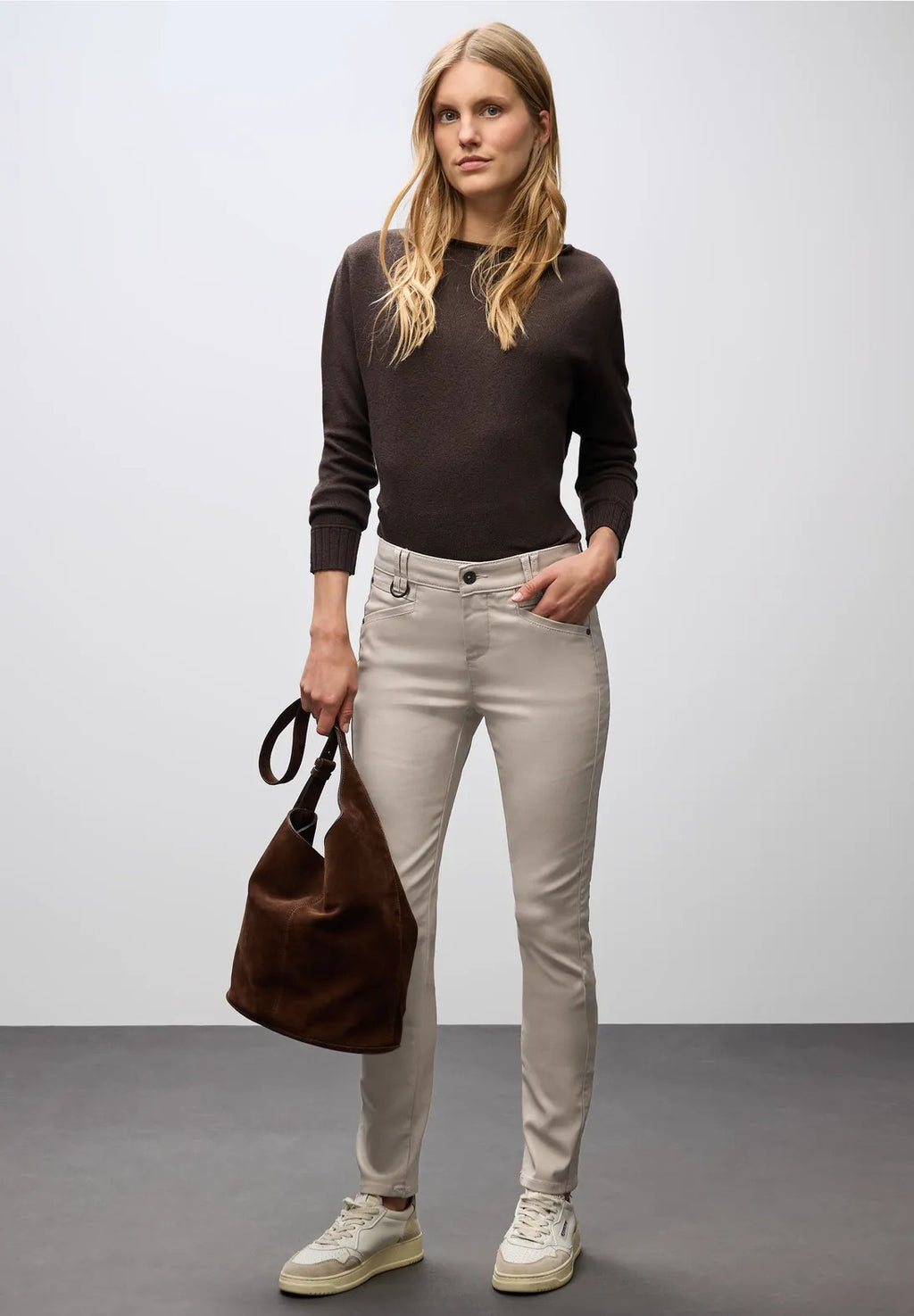 Coatad byxa modell York, medelhög midja , smala ben, sand