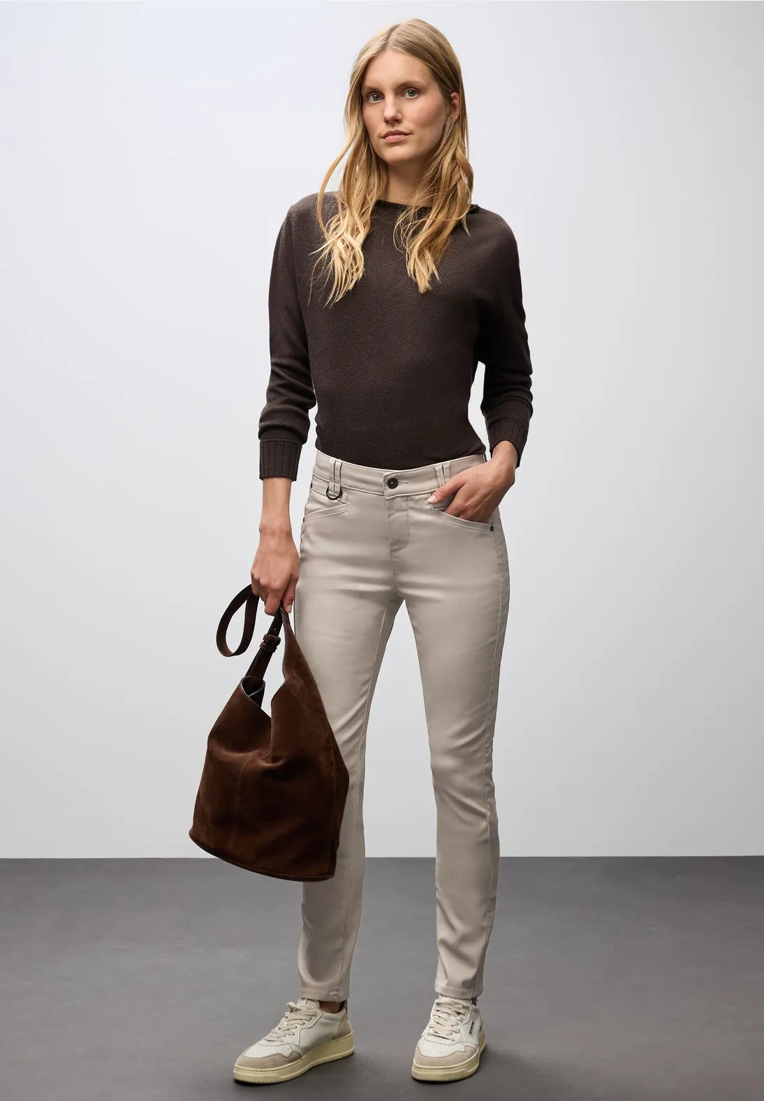 Coatad byxa modell York, medelhög midja , smala ben, sand