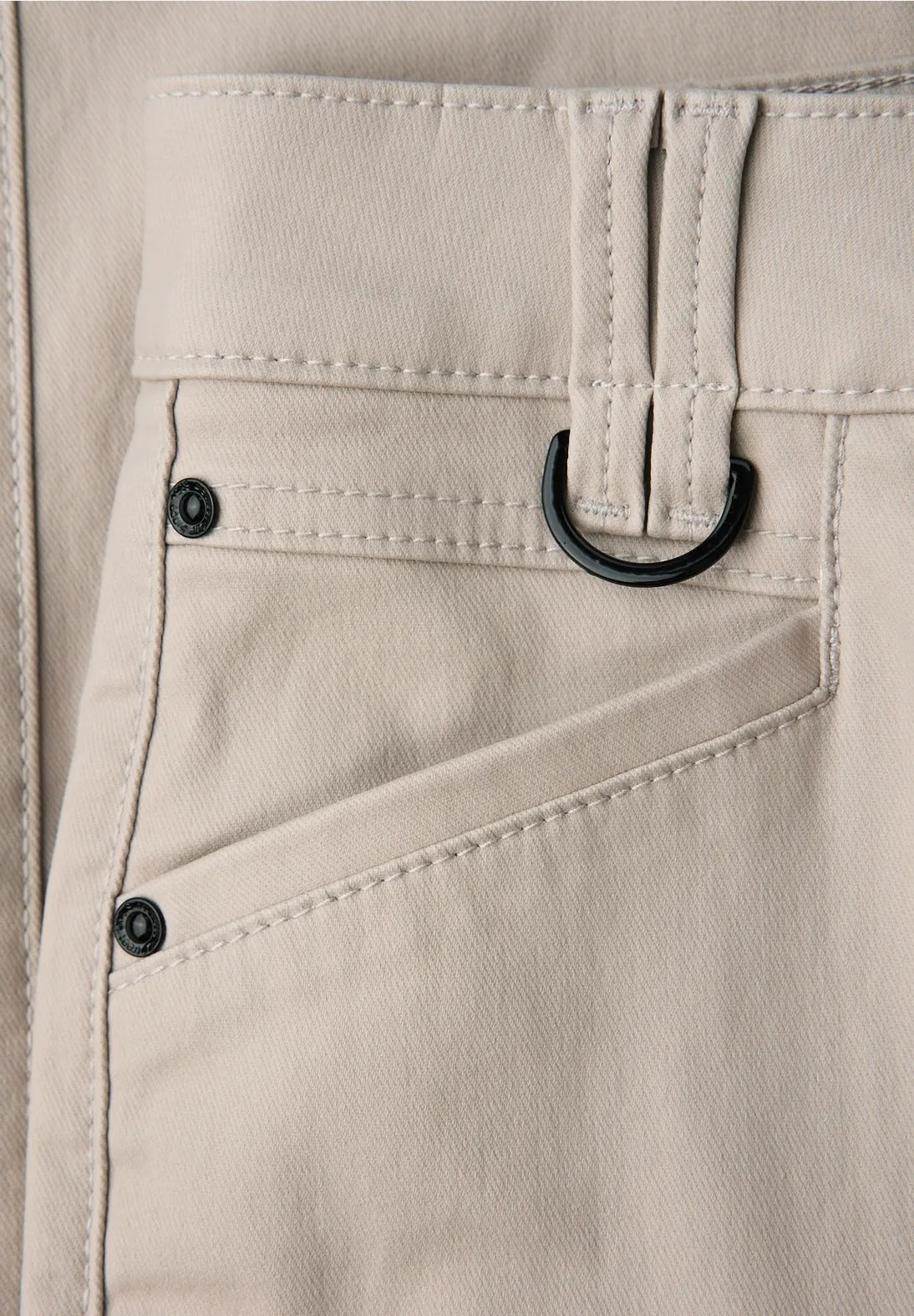 Coatad byxa modell York, medelhög midja , smala ben, sand