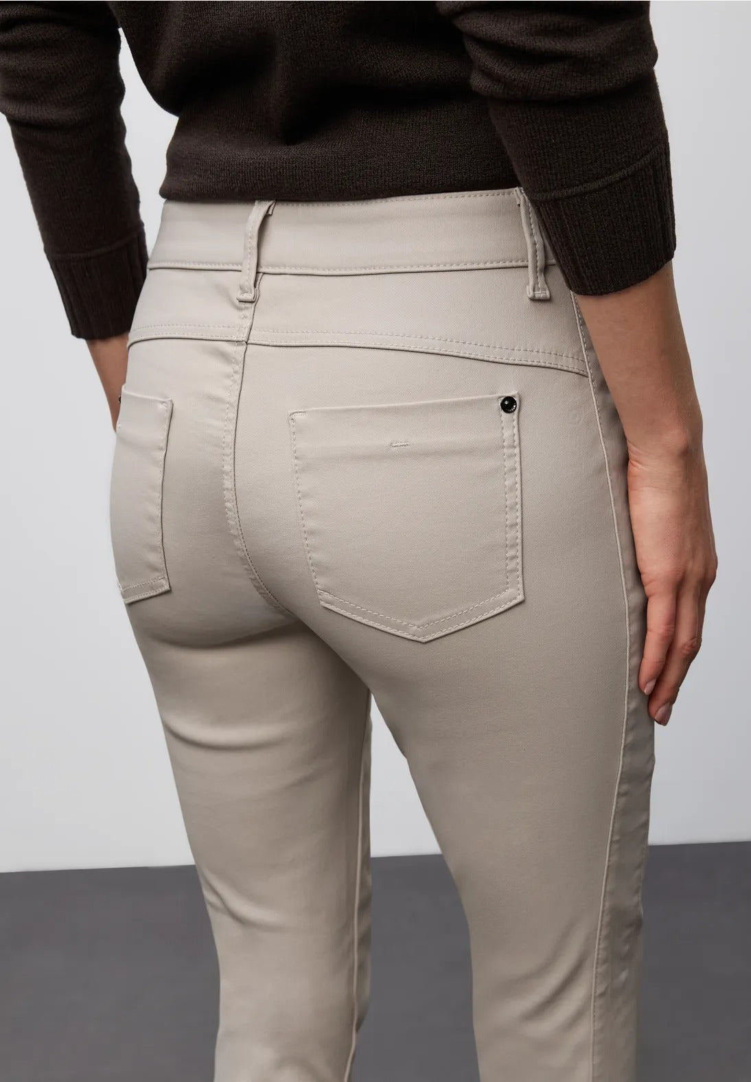 Coatad byxa modell York, medelhög midja , smala ben, sand