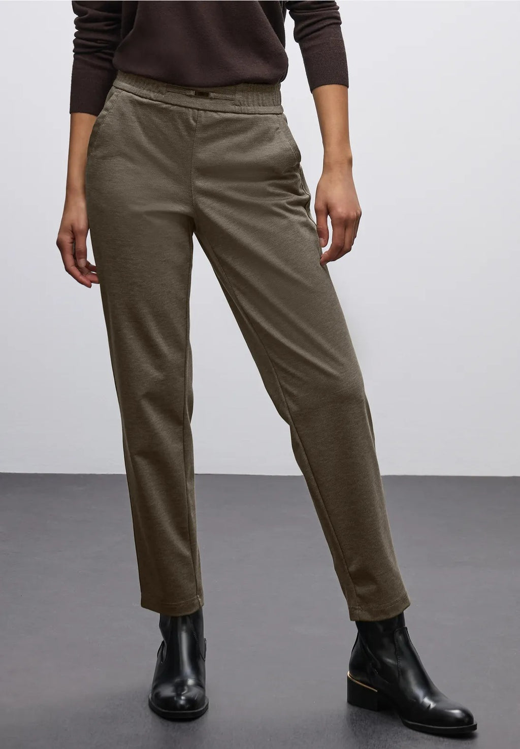 Dressad byxa i mjuk kvalité, modell Bony, loose fit, slim leg, mid waist