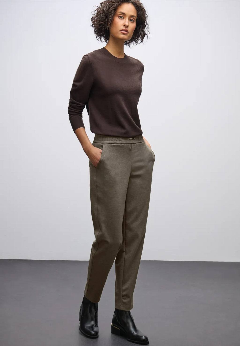 Dressad byxa i mjuk kvalité, modell Bony, loose fit, slim leg, mid waist