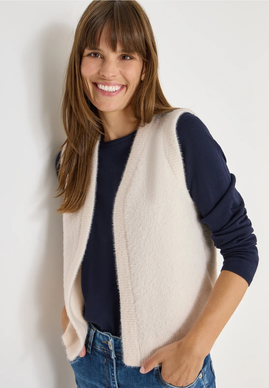 Mjuk öppen väst i fjädergarn