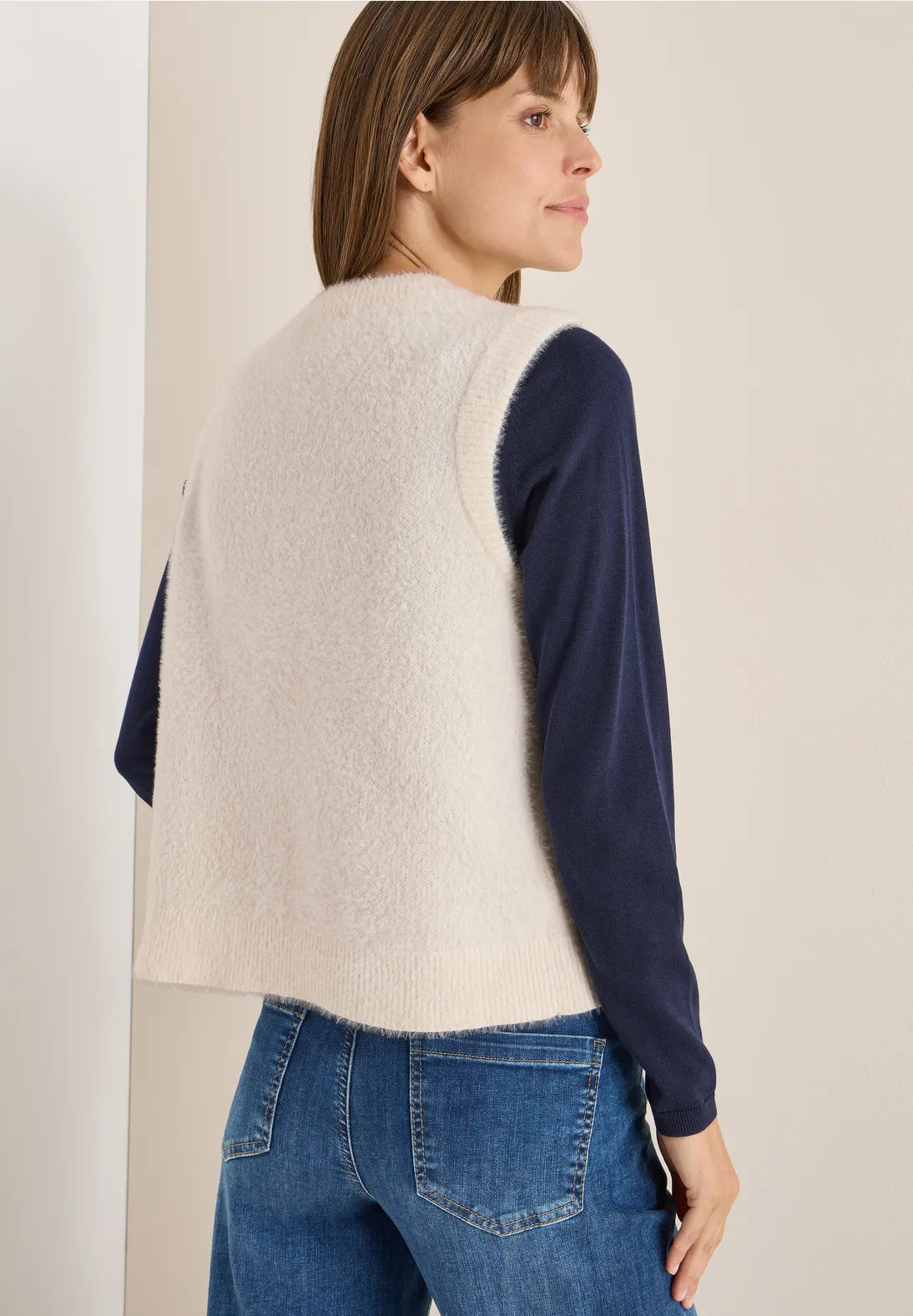 Mjuk öppen väst i fjädergarn