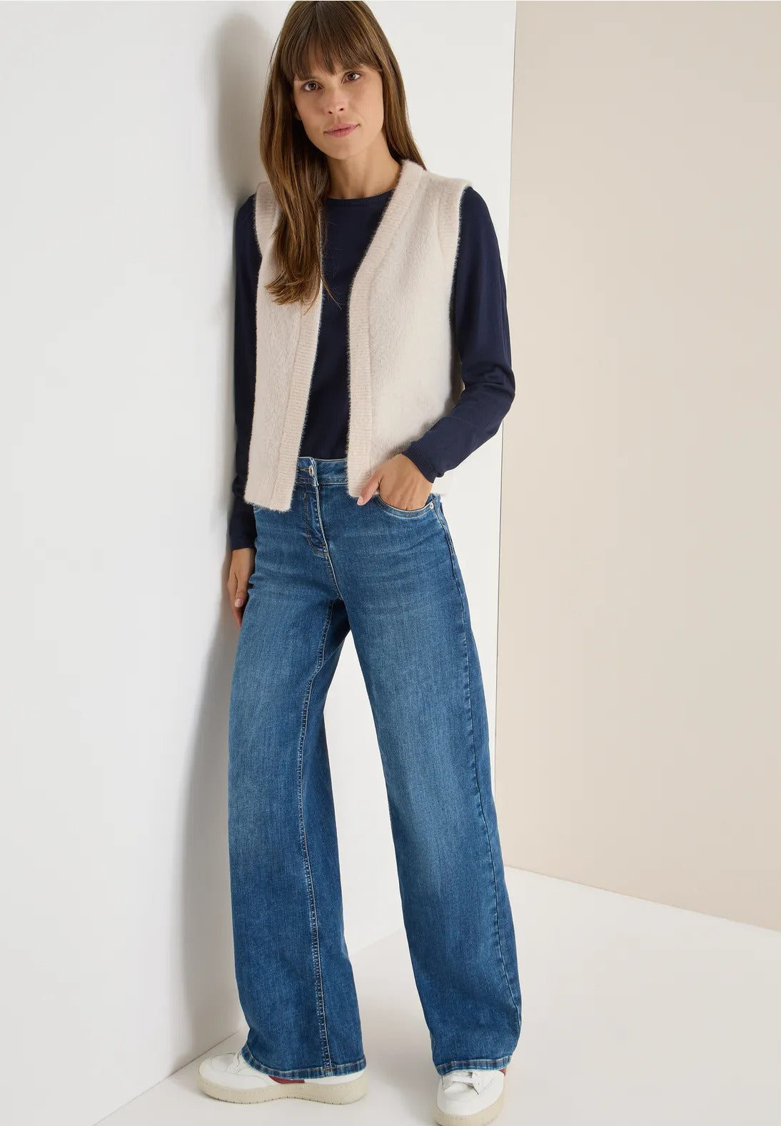 Mjuk öppen väst i fjädergarn