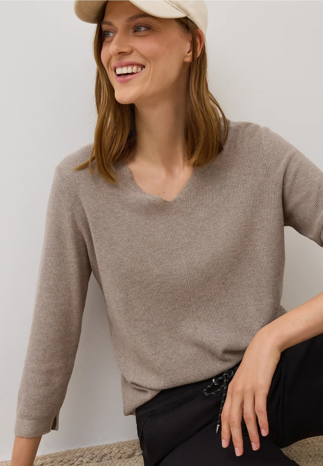 V-ringad stickad tröja, toffé cream melange