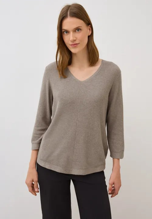 V-ringad stickad tröja, toffé cream melange