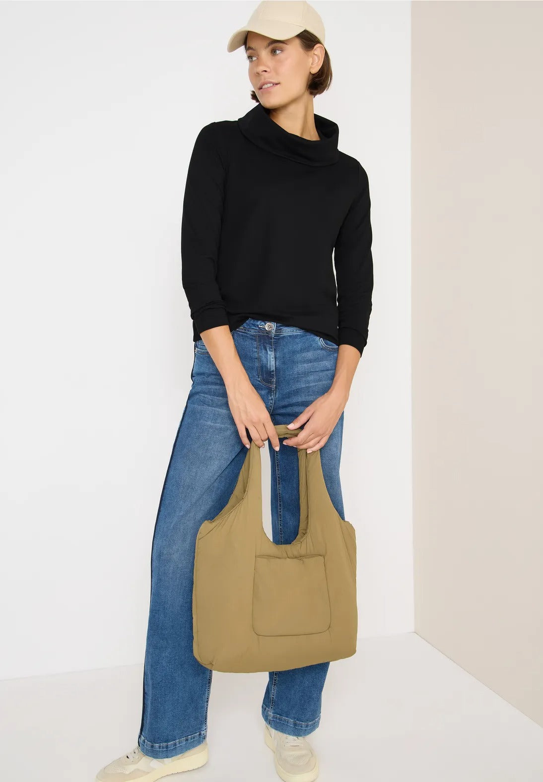 Supermjuk tröja med stor krage, svart