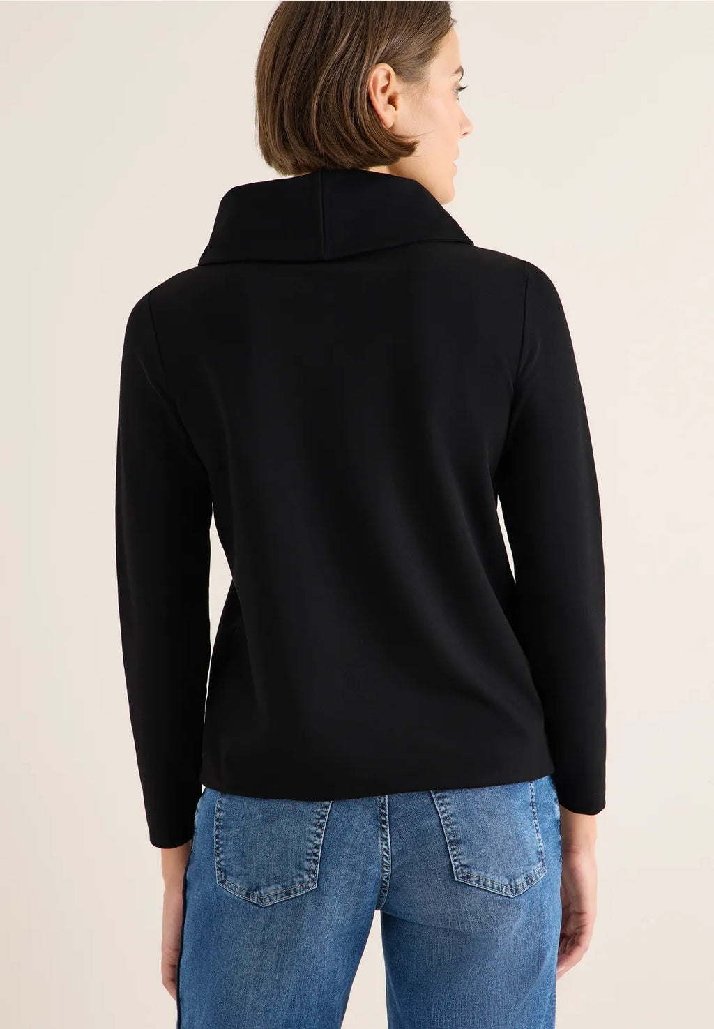 Supermjuk tröja med stor krage, svart