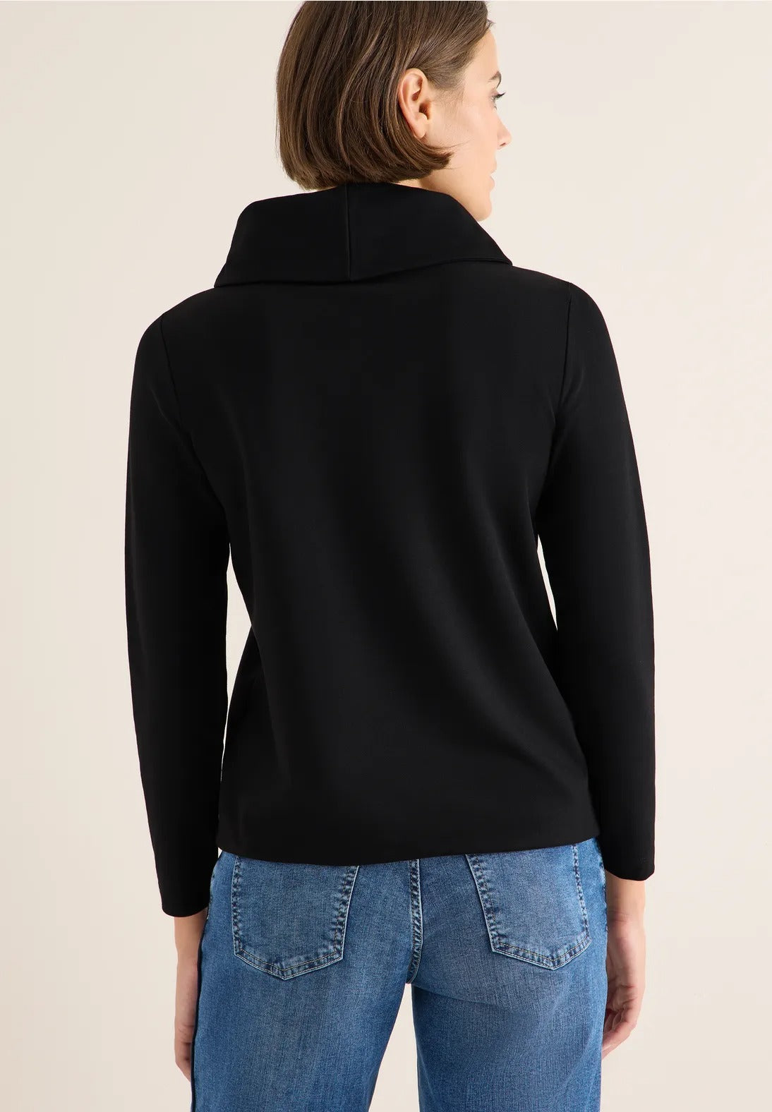 Supermjuk tröja med stor krage, svart