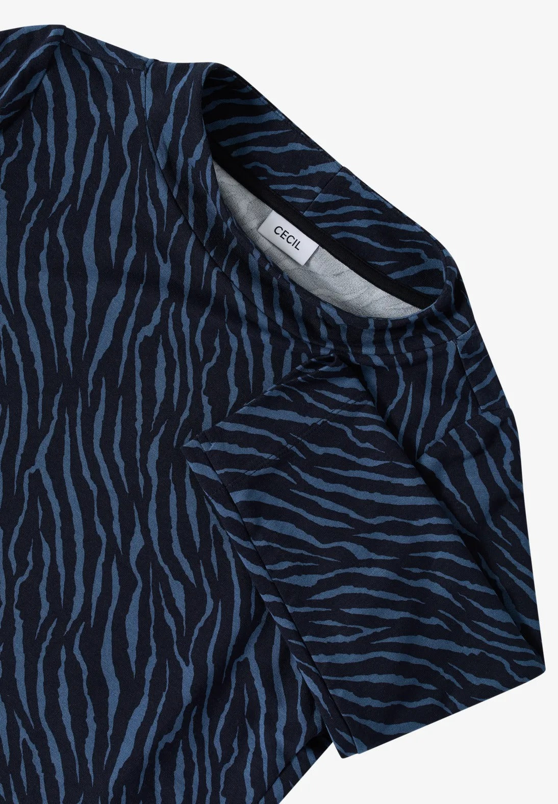 Mönstrad tröja med trattkrage