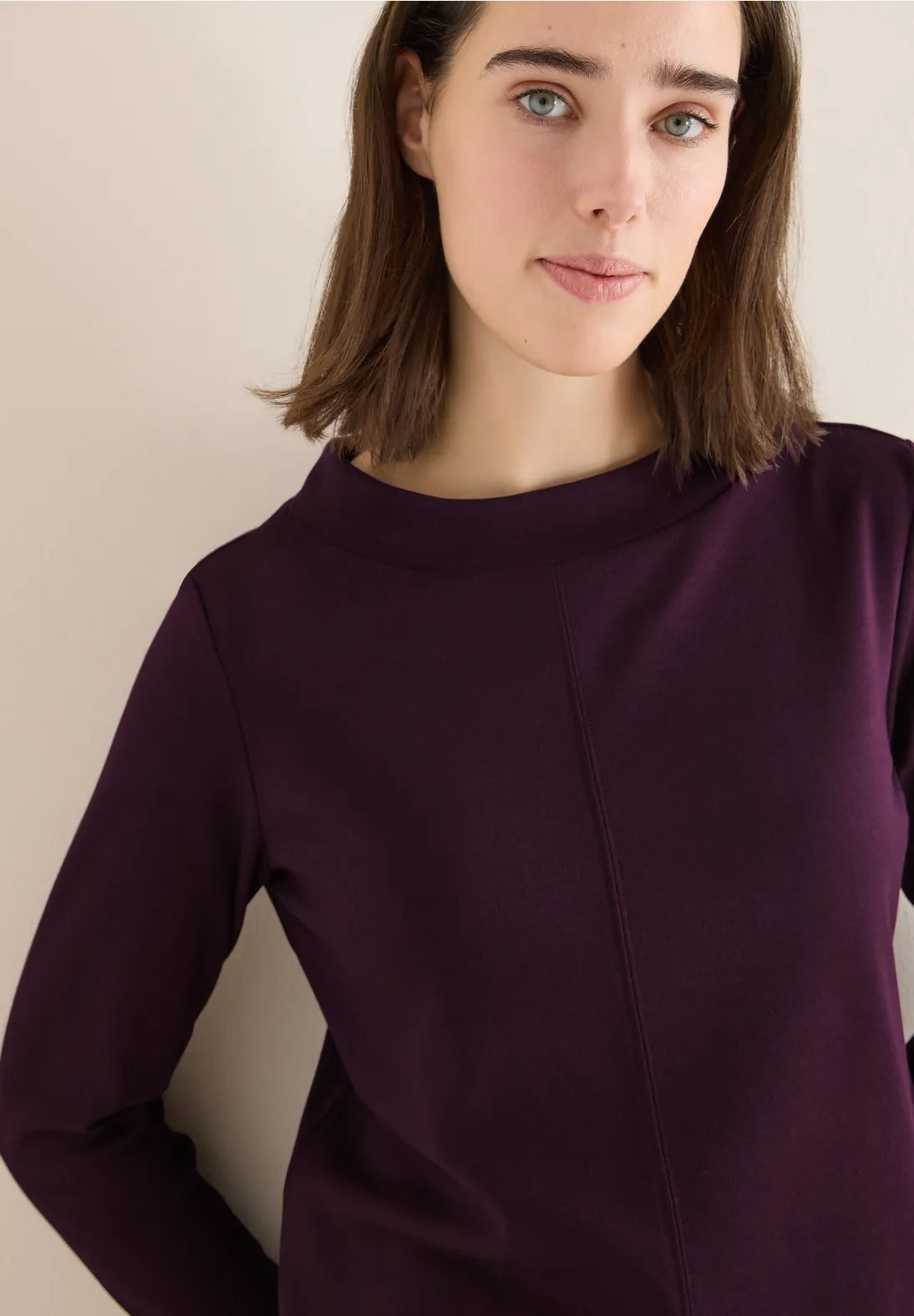 Enfärgad tröja med trattkrage, vinröd