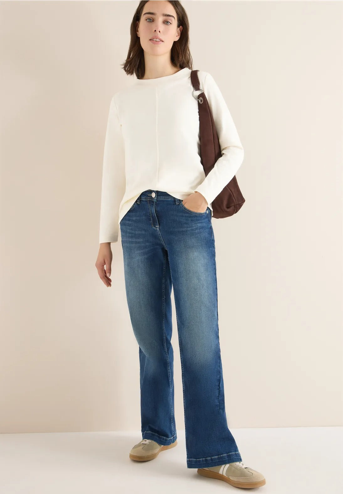 Enfärgad tröja med trattkrage, kräm vit