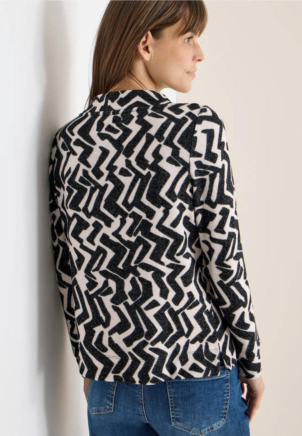 Mysig tröja med grafiskt mönster