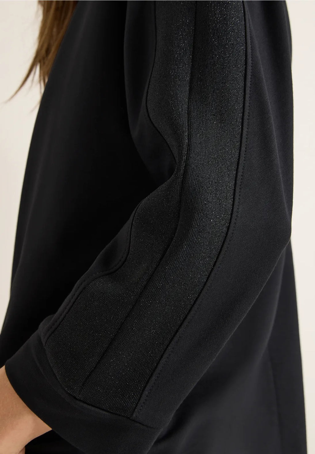 Tröja med skimrade band på ärmen