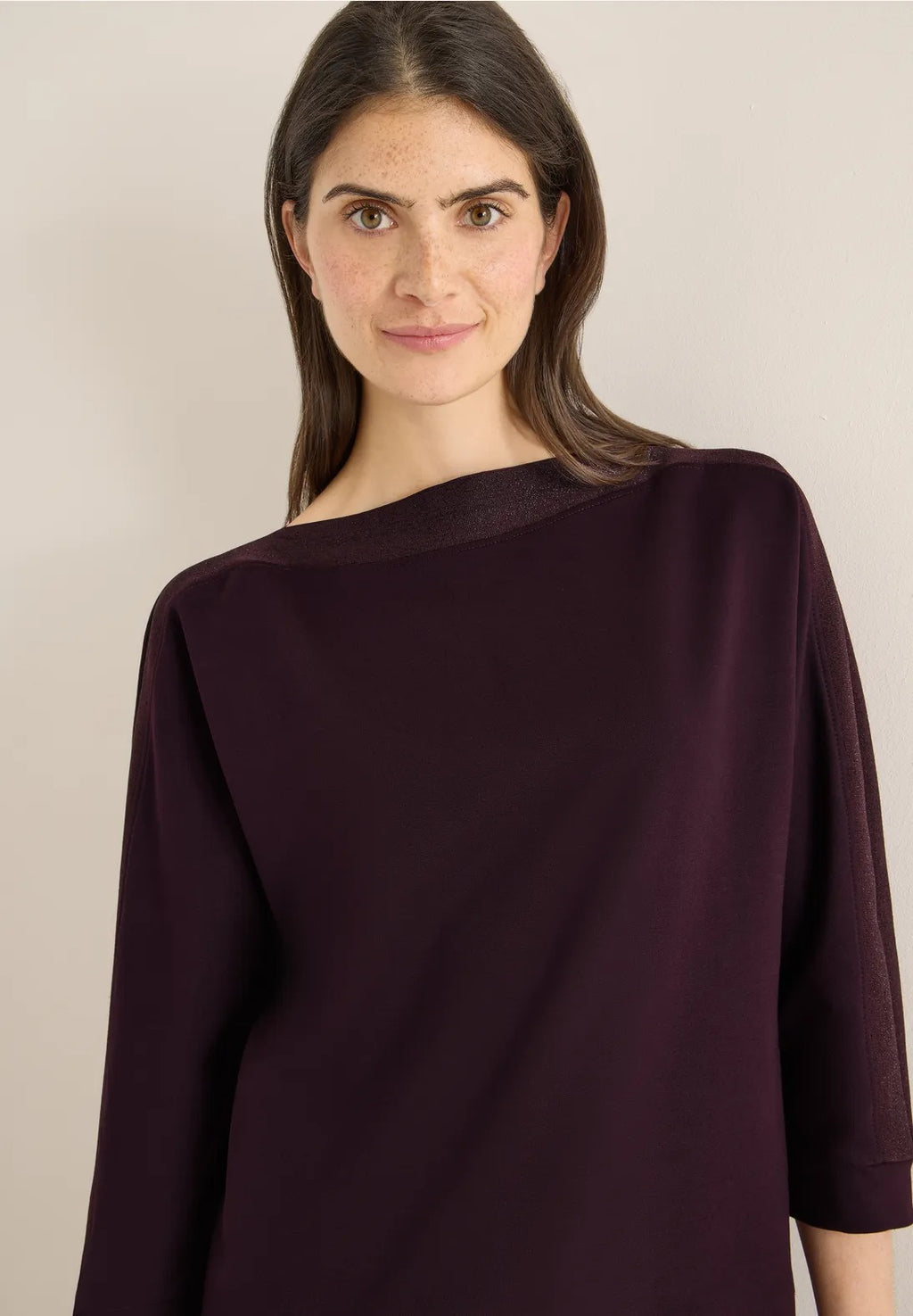 Batwing tröja med glitter rand på arm, vinröd