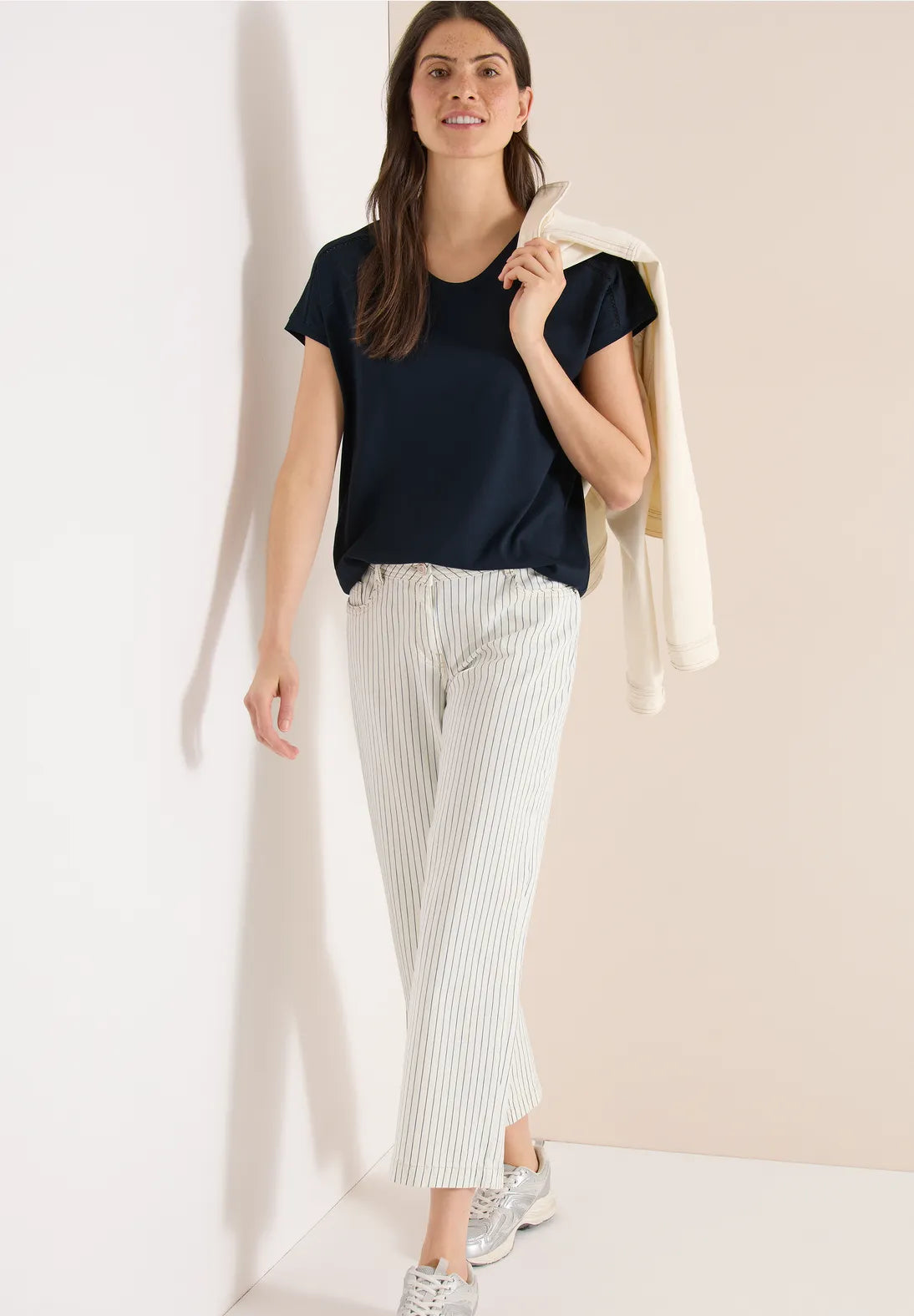 V-ringad T-shirt med spetsdetaljer och resåravslut, flera färger