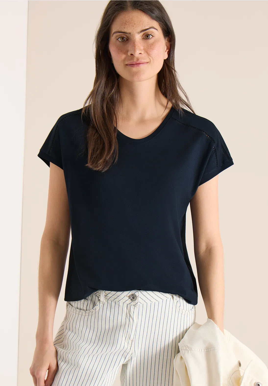 V-ringad T-shirt med spetsdetaljer och resåravslut, flera färger