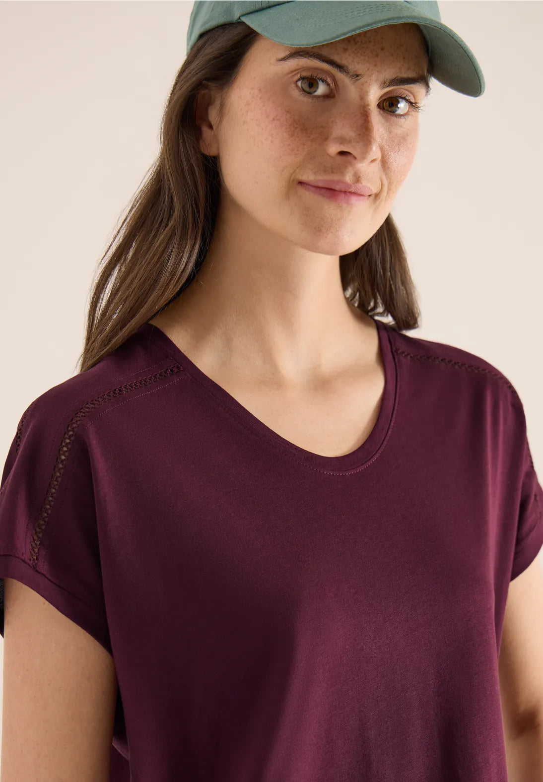 V-ringad T-shirt med spetsdetaljer och resåravslut, flera färger