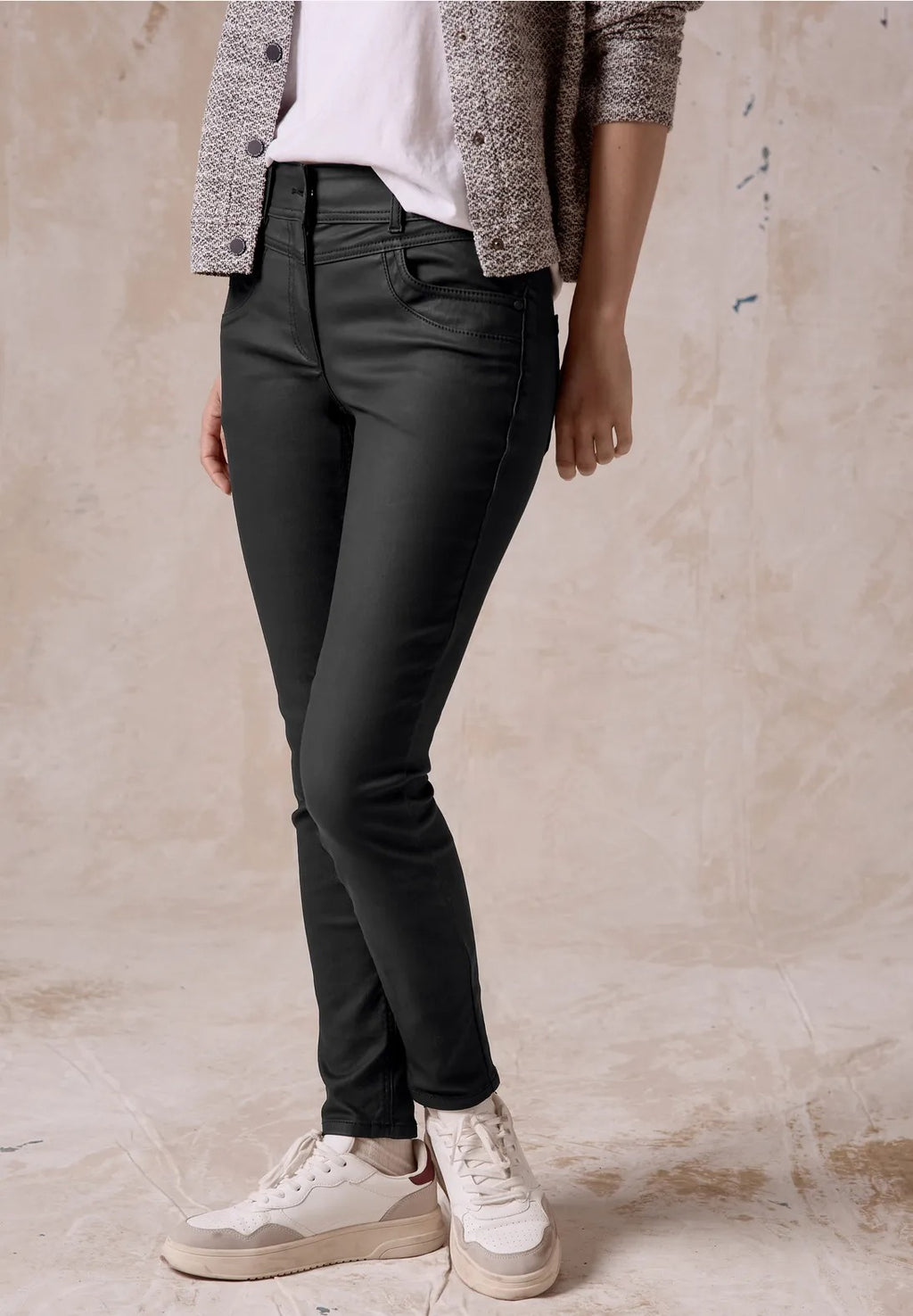 Coated byxa modell Scarlett, medelhög midja, svart