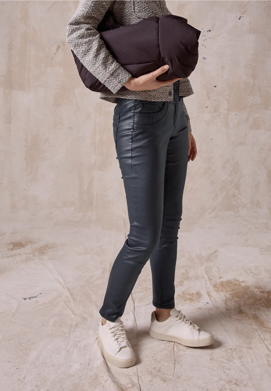 Coated byxa modell Scarlett, medelhög midja , blå