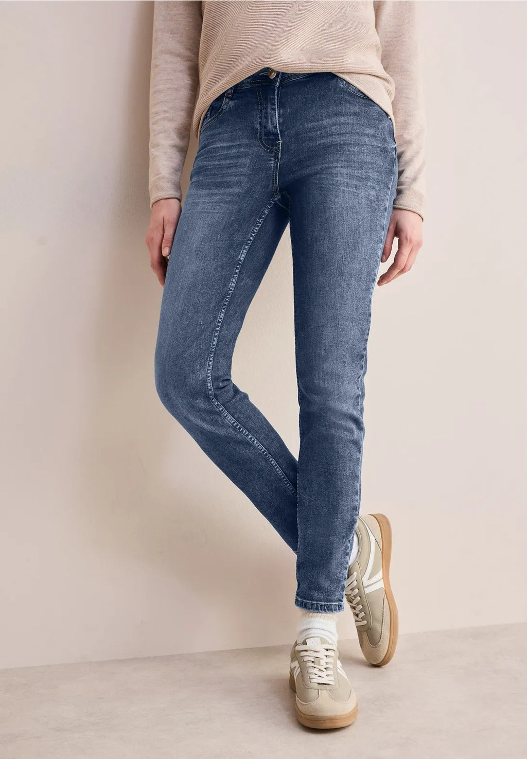 Jeans med avslappnad passform, modell Scarlett mellanblå, medelhög midja