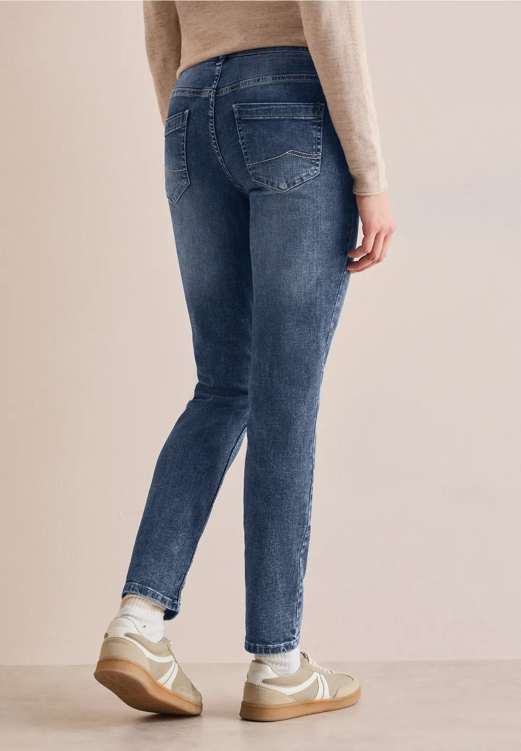 Jeans med avslappnad passform, modell Scarlett mellanblå, medelhög midja