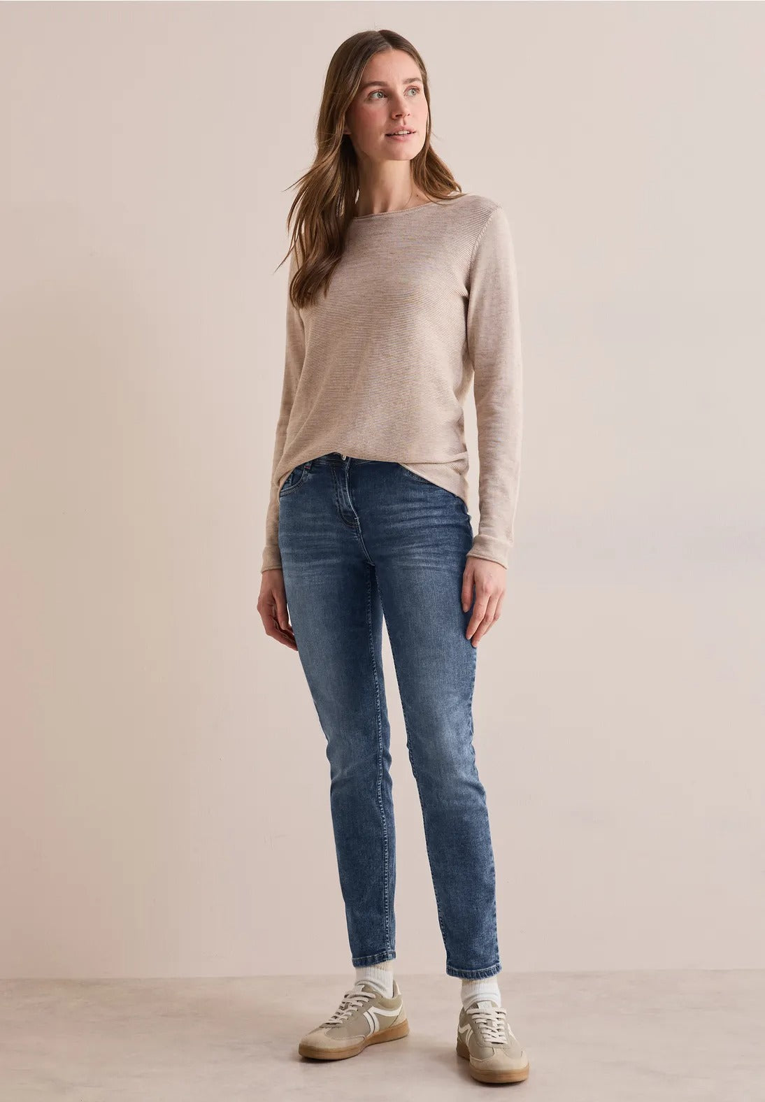 Jeans med avslappnad passform, modell Scarlett mellanblå, medelhög midja