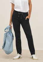 Byxa med avslappnad passform, modell Tracey svart